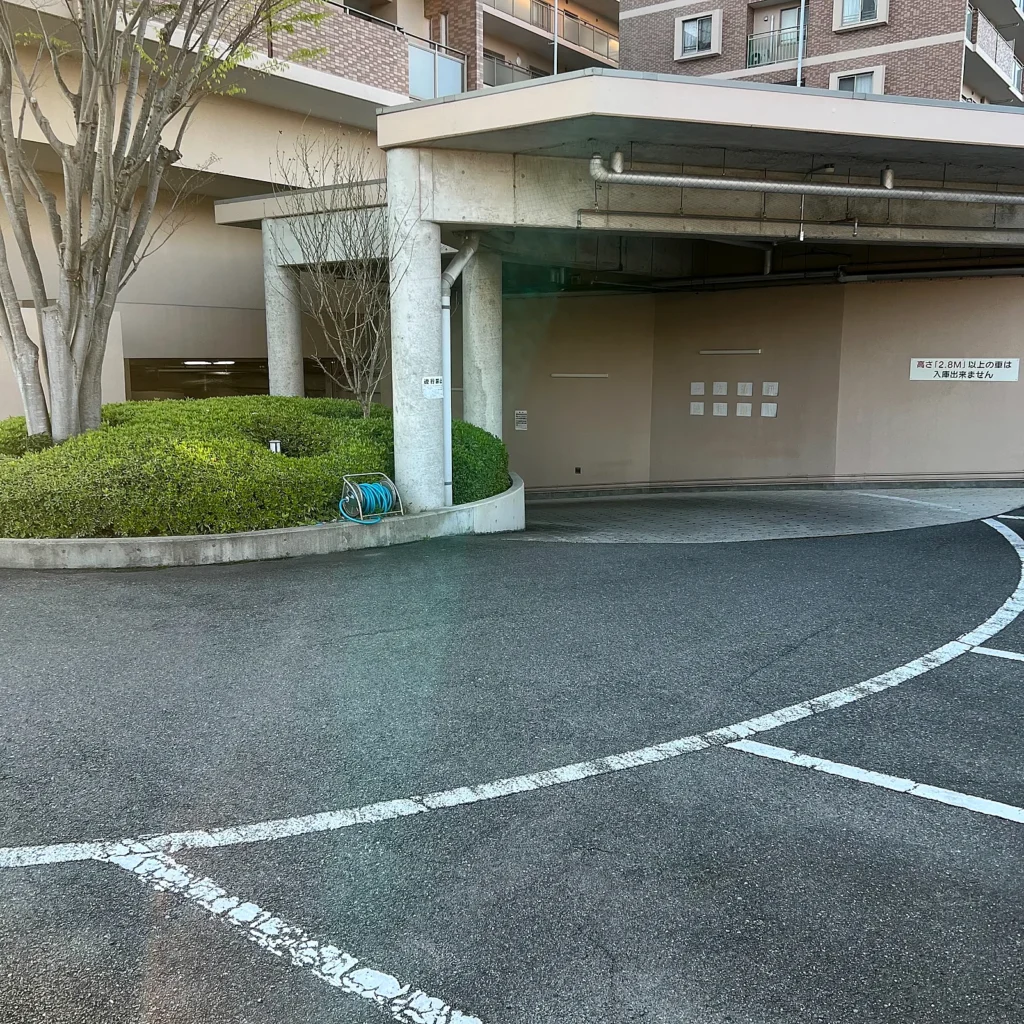 地下駐車場へ下るスロープ入口