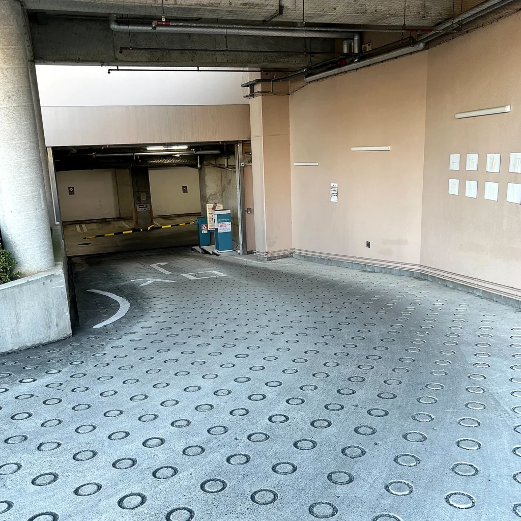 地下駐車場へ続くスロープ
