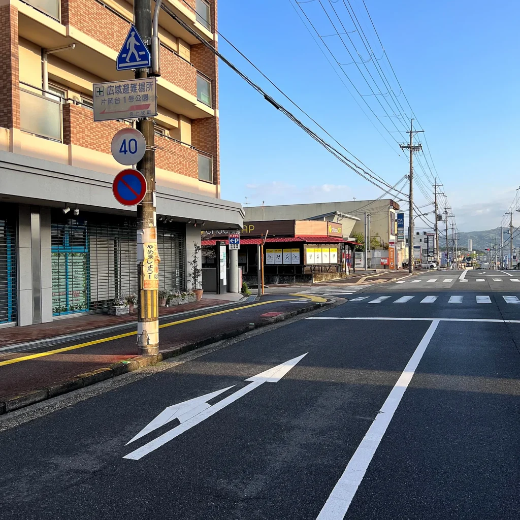 建物前の交差点と駐車場入口付近の風景