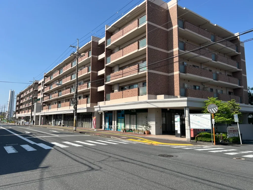 セントラルヒルズ西大和の建物外観とロータスリーフ 蓮心はり灸堂周辺の道路